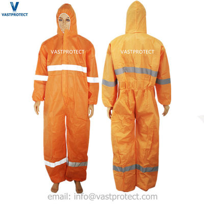 Eenmalige overalls met reflecterende strepen in microporeus/SMS/niet-geweven/PP materiaal