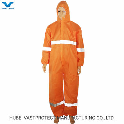 Eenmalige overalls met reflecterende strepen in microporeus/SMS/niet-geweven/PP materiaal