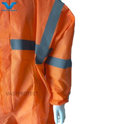50GSM aangepaste oranje beschermende eenmalige overhemden met CE Type4/5/6 certificaat