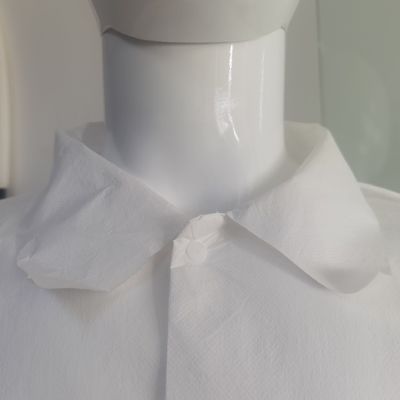 Unisex wegwerpwit polypropyleen werkkleding met elastische polsen en haaklusbinders
